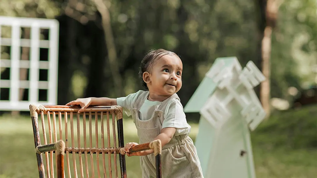 A bokeh portrait of a child in the park with a blurred background