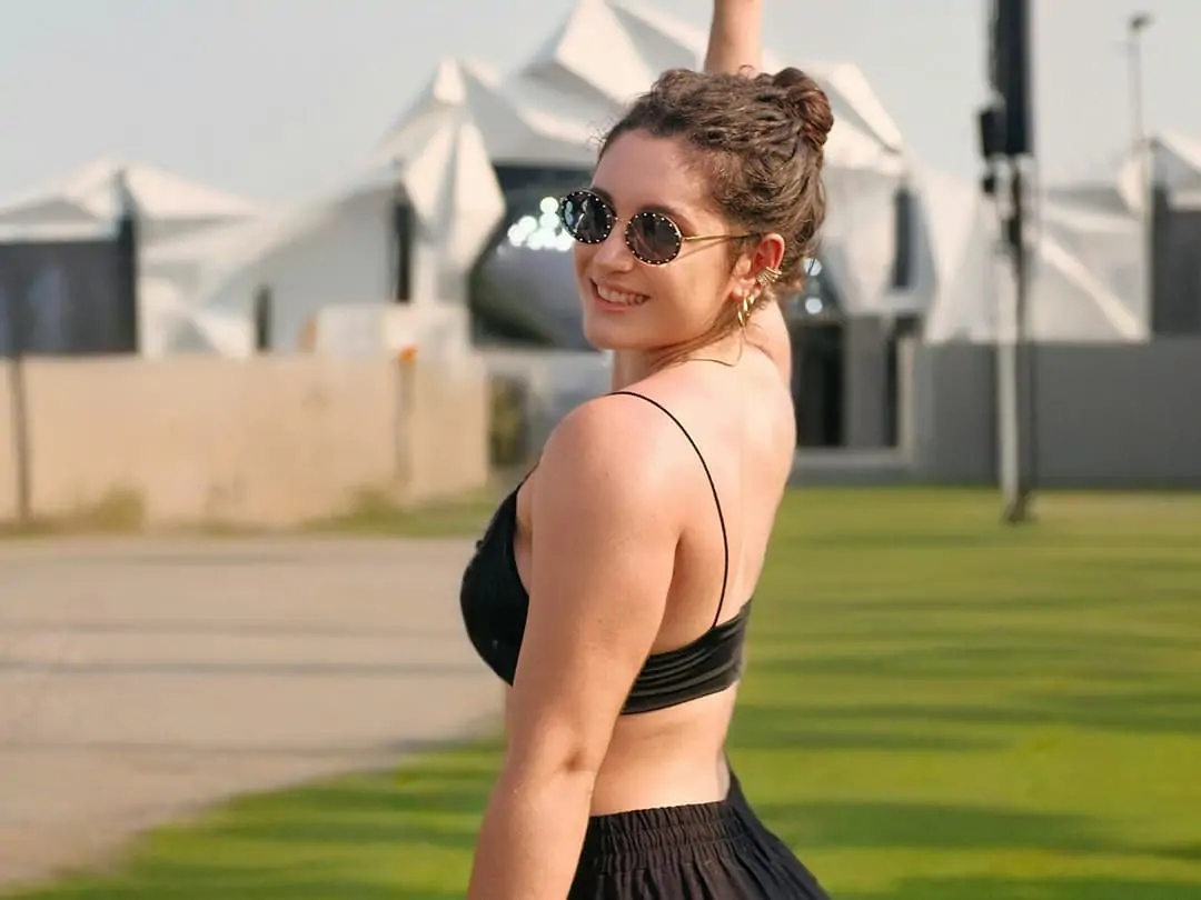 One click to edit person out of a photo