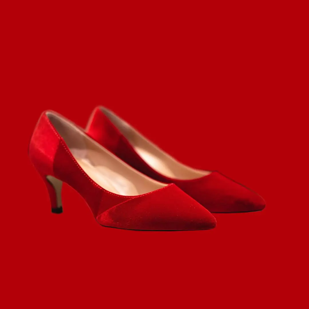 Adicione um fundo vermelho aos saltos altos vermelhos