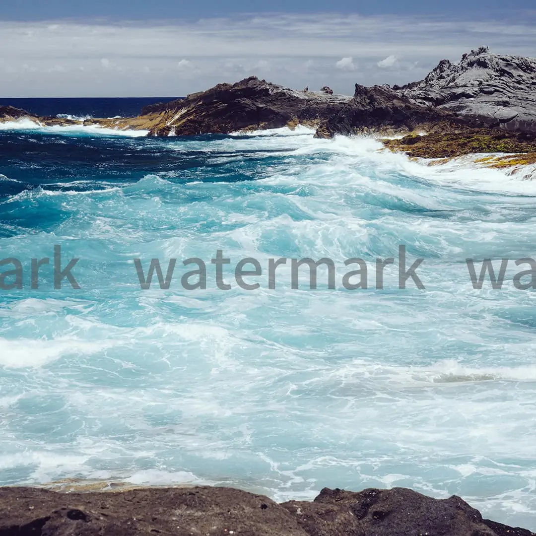 Uma foto de paisagem contendo marcas d'água de texto e padrão